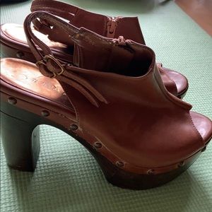 Good condition platform sandals!